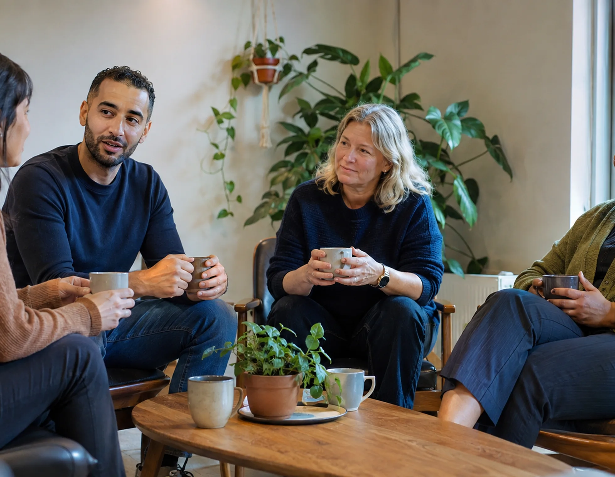 Collega’s van Vooruit met Zorg tijdens een koffiemoment