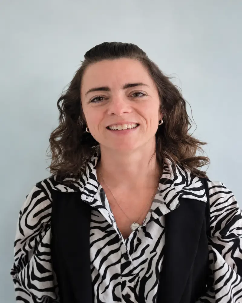 Portret van Naomi, Manager jeugd en gezin bij Vooruit met Zorg