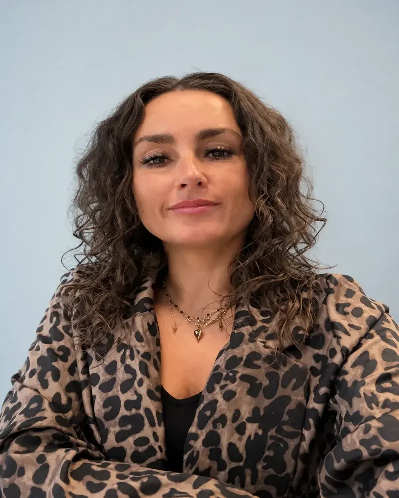 Portret van Polly, Gedragswetenschapper Jeugd- en Gezin bij Vooruit met Zorg