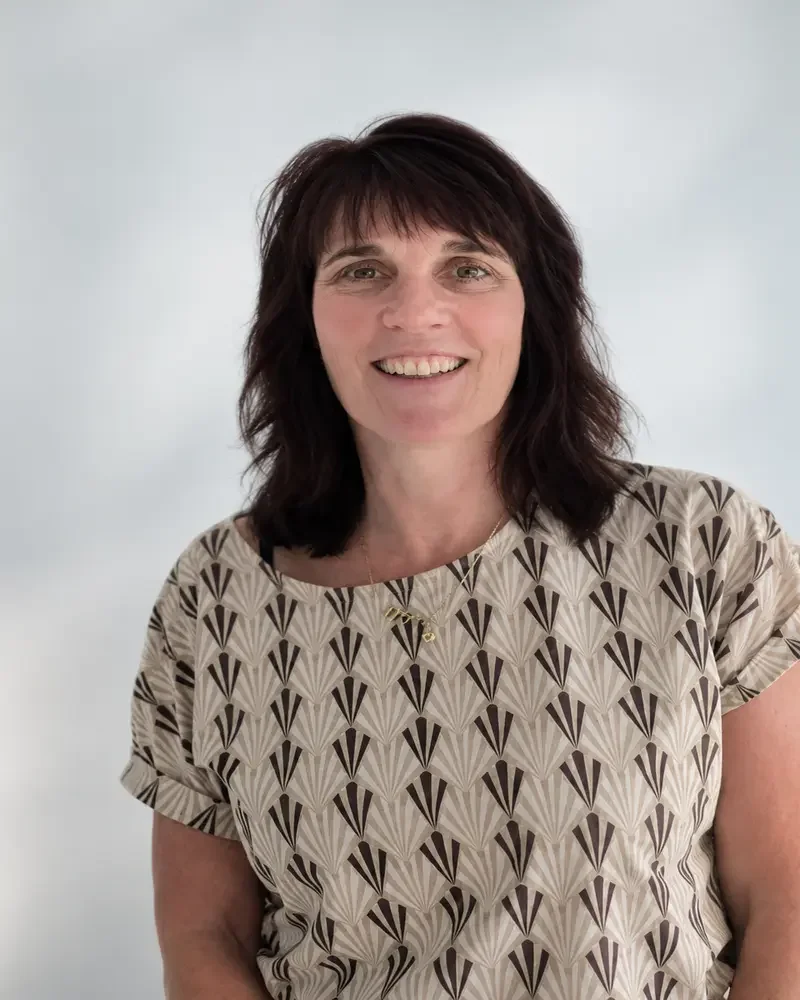 Portret van Esther, Office Support Medewerker Zorgadministratie bij Vooruit met Zorg