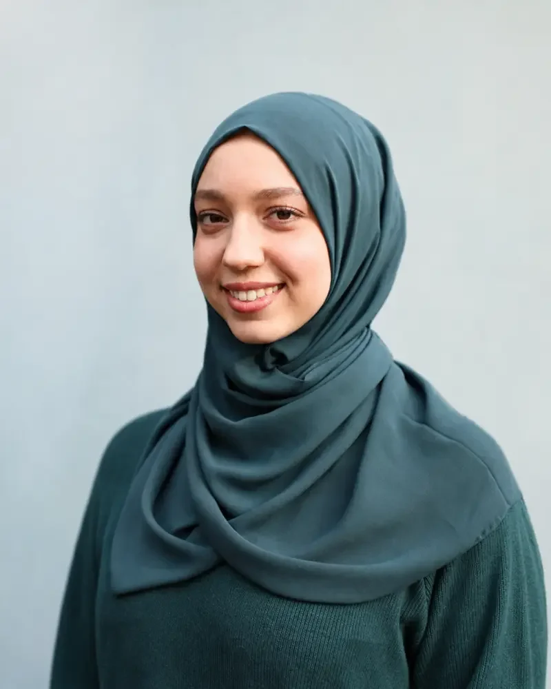 Portret van Lamyae, Finance manager bij Vooruit met Zorg