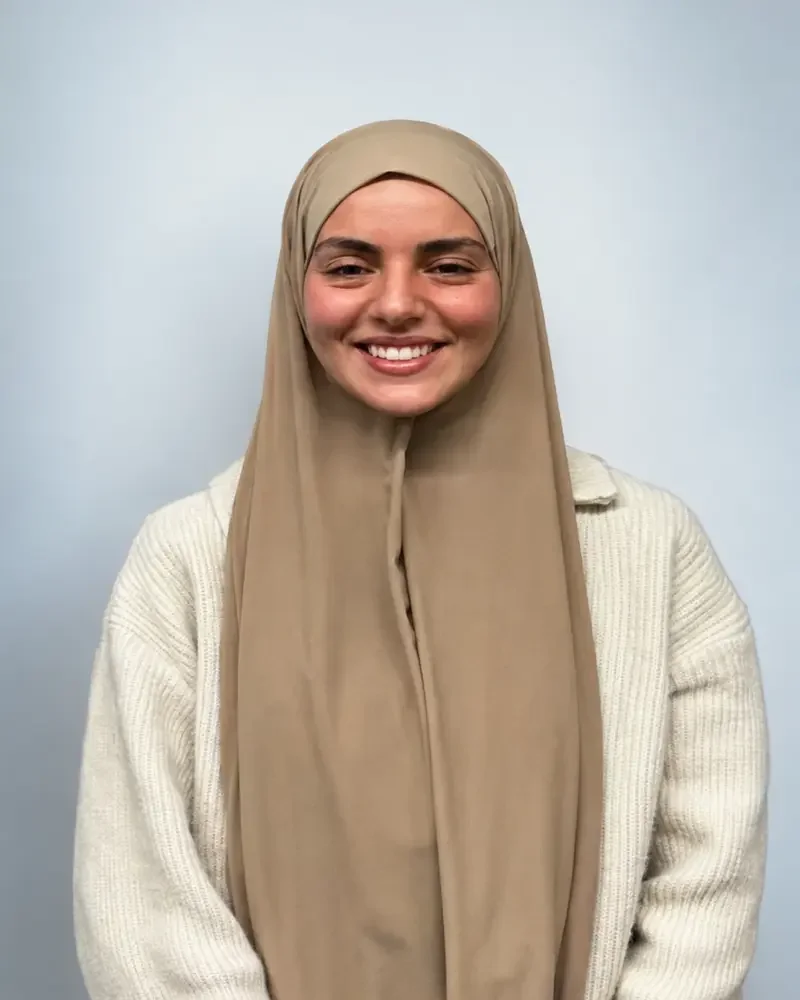 Portret van Yasmina, Specialistisch ambulant begeleider bij Vooruit met Zorg