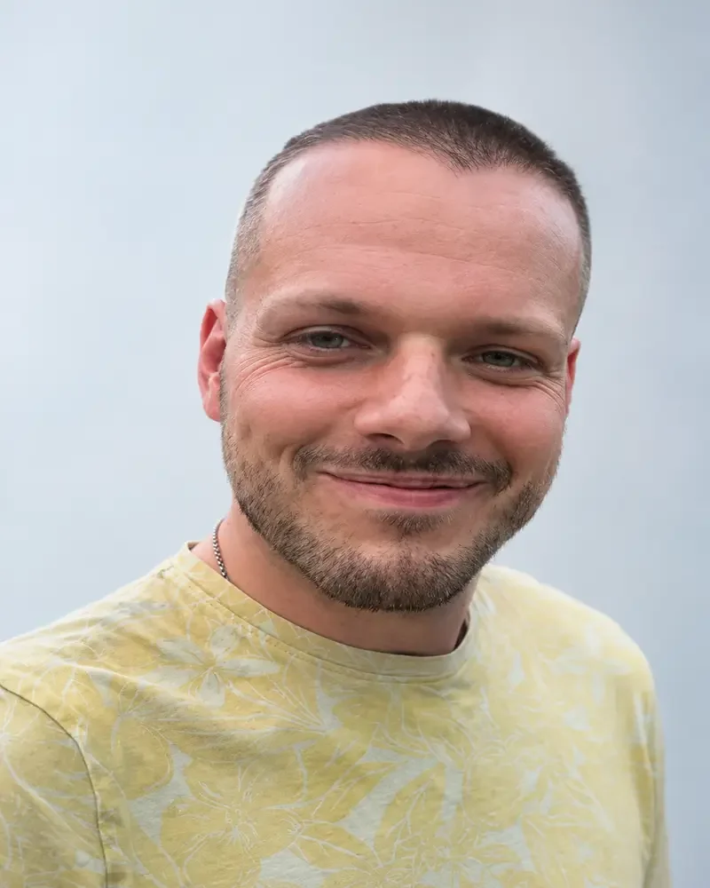 Portret van Yme, Specialistisch ambulant begeleider bij Vooruit met Zorg